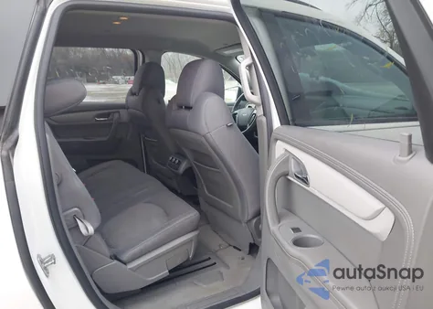 2015 Chevrolet Traverse Ls z USA, uszkodzony, nr VIN 1GNKRFKD2FJ276711